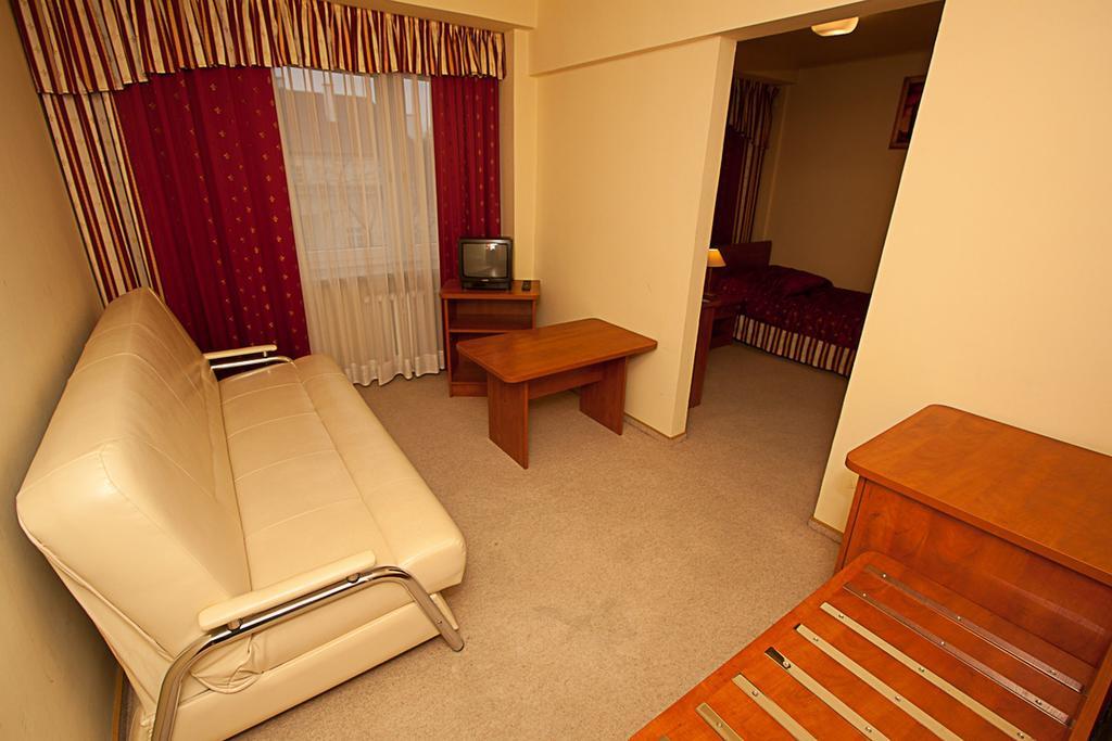 Hotel Accademia Ostrowiec Swietokrzyski Ruang foto