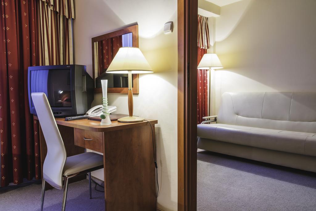 Hotel Accademia Ostrowiec Swietokrzyski Ruang foto