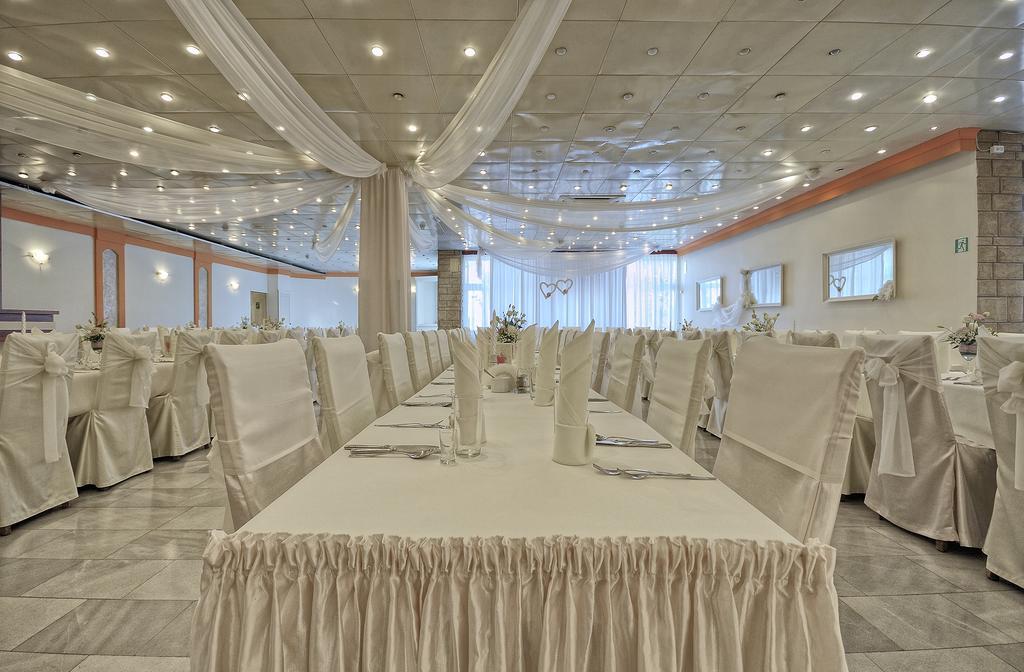 Hotel Accademia Ostrowiec Swietokrzyski Bagian luar foto