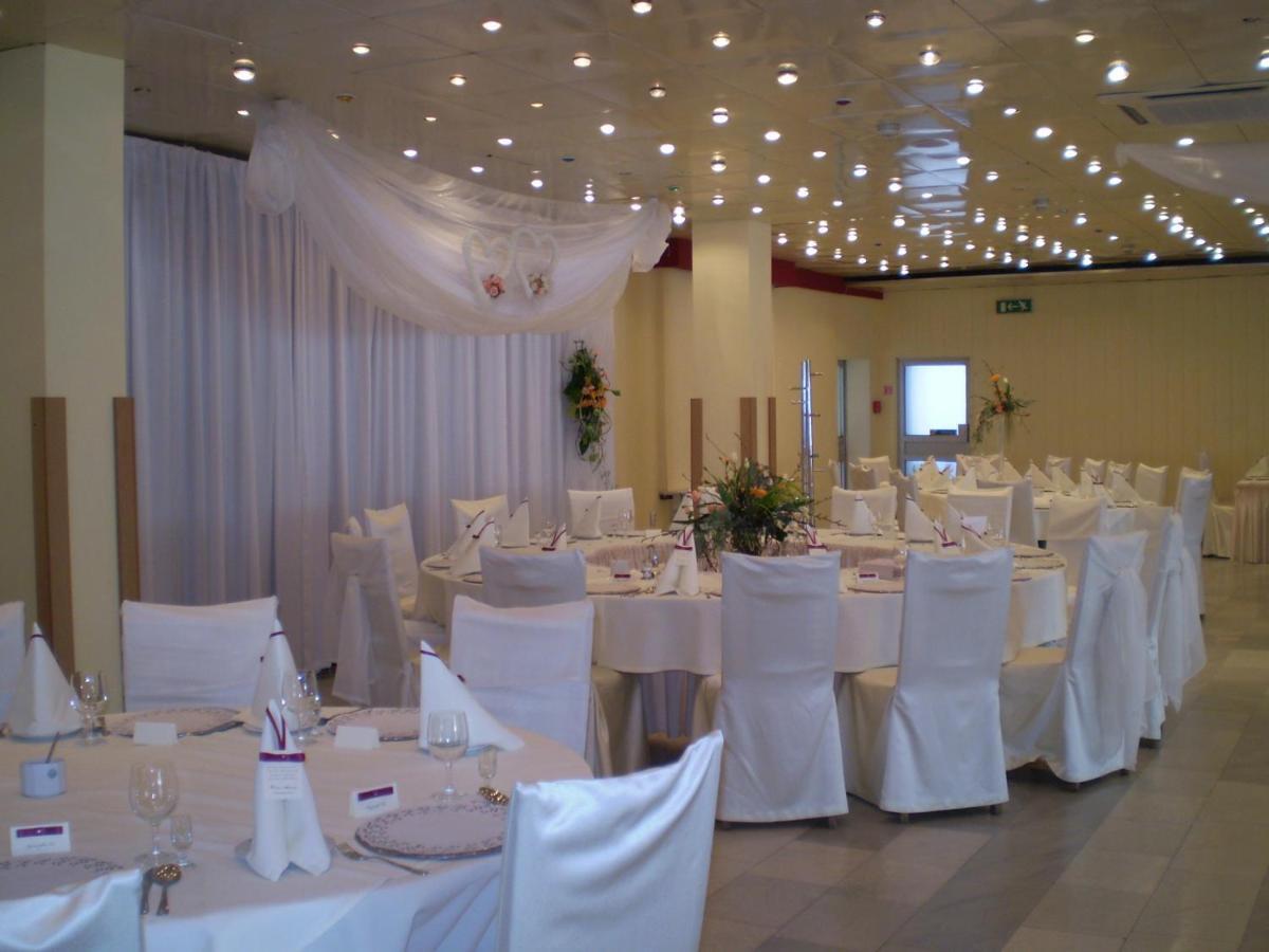 Hotel Accademia Ostrowiec Swietokrzyski Bagian luar foto