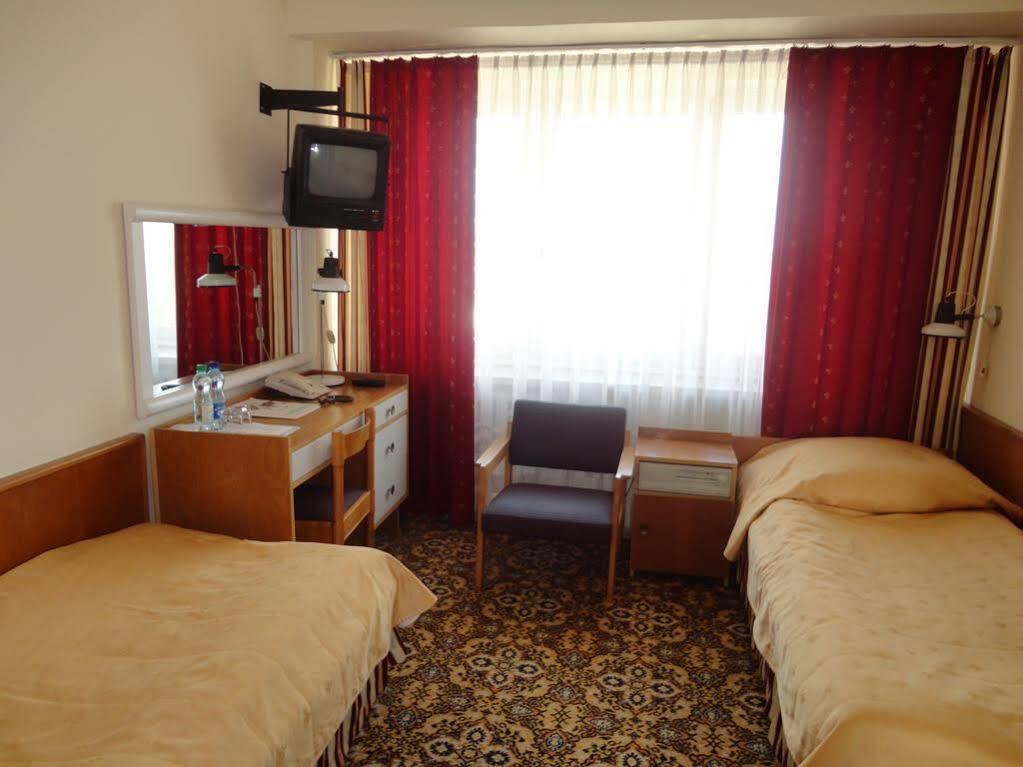 Hotel Accademia Ostrowiec Swietokrzyski Bagian luar foto