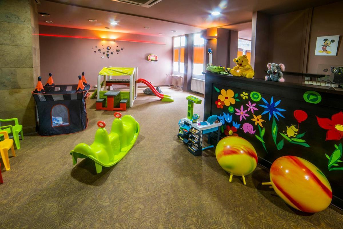 Hotel Accademia Ostrowiec Swietokrzyski Bagian luar foto